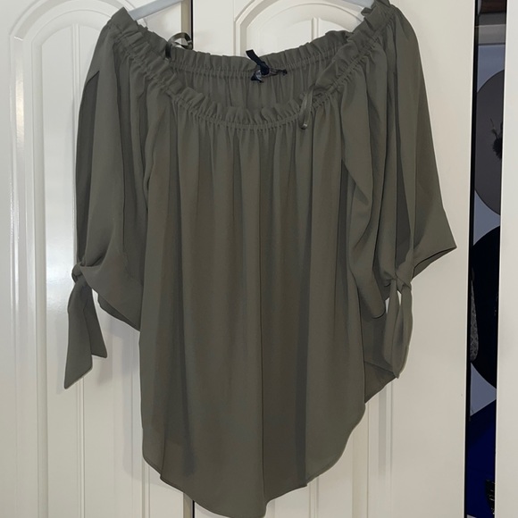BCBG off the shoulder top - Picture 1 of 4